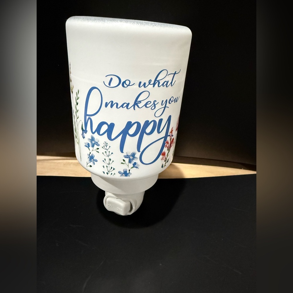 New Scentsy Wax Warmer Plug In Floral White Dispenser